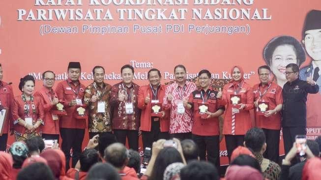 Foto bersama usai pembukaan Rapat Koordinasi DPP PDIP Bidang Pariwisata yang bertema 'Merekatkan Kebhinekaan Melalui Pariwisata' di Jakarta, Sabtu (30/9/2017). [Suara.com/Kurniawan Mas'ud]