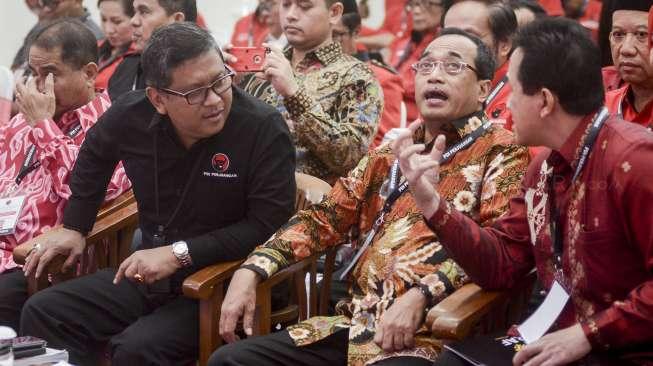 Sekjen DPP PDI Perjuangan Hasto Kristiyanto berbincang dengan Menhub dan Kepala Bekraf di acara Rapat Koordinasi Bidang Pariwisata yang bertema 'Merekatkan Kebhinekaan Melalui Pariwisata' di Jakarta, Sabtu (30/9/2017). [Suara.com/Kurniawan Mas'ud]