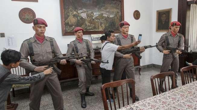 Antusiasme warga menyaksikan ragam diorama peristiwa penculikan AH Nasution oleh Pasukan Tjakrabirawa, di Museum Jenderal Besar AH Nasution di Jalan Teuku Umar No. 40, Menteng, Jakarta, Sabtu (30/9/2017). [Suara.com/Kurniawan Mas'ud]