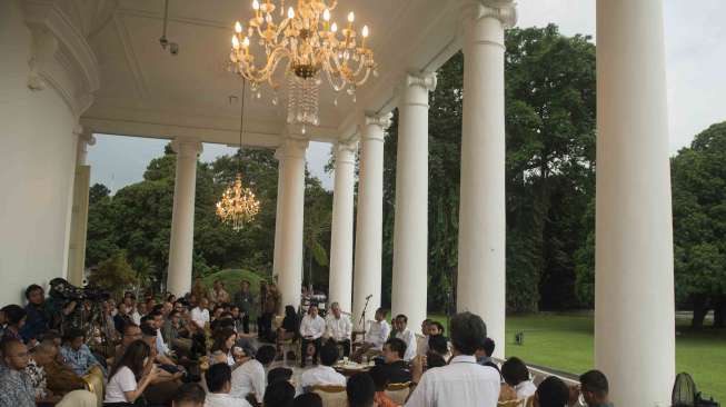 Presiden Joko Widodo dalam acara "Ngopi Sore Bersama Presiden" di Istana Kepresidenan Bogor, Jawa Barat, Minggu (1/10). 