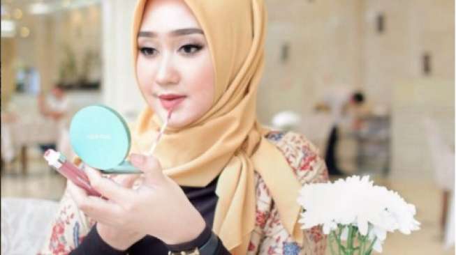 Dian Pelangi Sudah Pakai Kosmetik Ini Sebelum Jadi Ikonnya