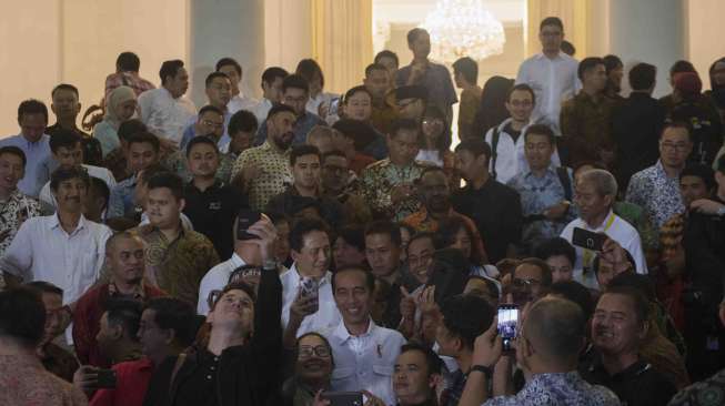 Presiden Joko Widodo dalam acara "Ngopi Sore Bersama Presiden" di Istana Kepresidenan Bogor, Jawa Barat, Minggu (1/10). 