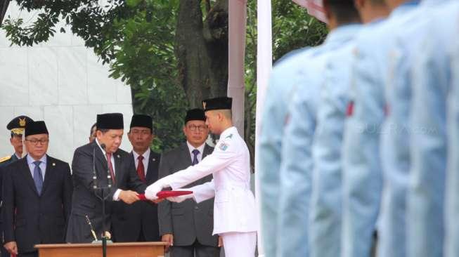 Presiden Joko Widodo menjadi inspektur upacara dalam upacara Hari Kesaktian Pancasila di Halaman Monumen Pancasila Sakti, Kompleks Lubang Buaya, Jakarta Timur, Minggu (1/10/2017).