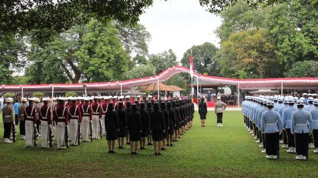 Presiden Joko Widodo menjadi inspektur upacara dalam upacara Hari Kesaktian Pancasila di Halaman Monumen Pancasila Sakti, Kompleks Lubang Buaya, Jakarta Timur, Minggu (1/10/2017).