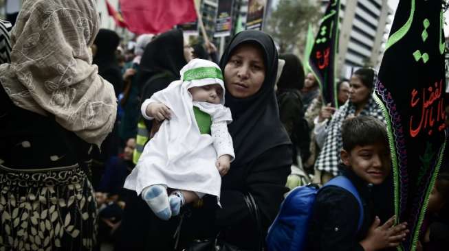 Peringatan Asyura, memperingati wafatnya Imam Husain Bin Ali--cucu Nabi Muhammad SAW--di Iran, 2017. [YASIN AKGUL/ AFP]