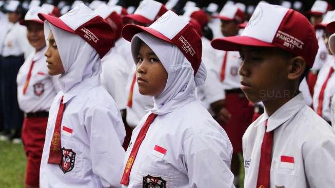 Presiden Joko Widodo menjadi inspektur upacara dalam upacara Hari Kesaktian Pancasila di Halaman Monumen Pancasila Sakti, Kompleks Lubang Buaya, Jakarta Timur, Minggu (1/10/2017).