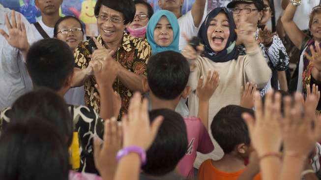 Mesin cuci yang disiapkan relawan di penampungan pengungsi GOR Suwecapura, Klungkung, Bali, Minggu (1/10).