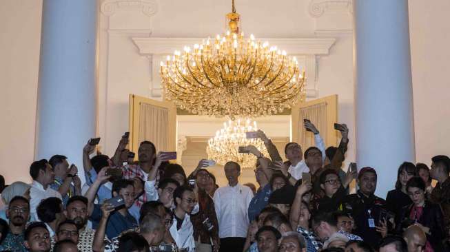 Presiden Joko Widodo dalam acara "Ngopi Sore Bersama Presiden" di Istana Kepresidenan Bogor, Jawa Barat, Minggu (1/10). 