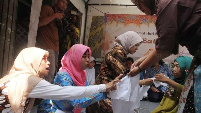 Sejumlah penyandang disabilitas belajar membatik di Rumah Batik Palbatu, Jakarta, Senin (2/10).