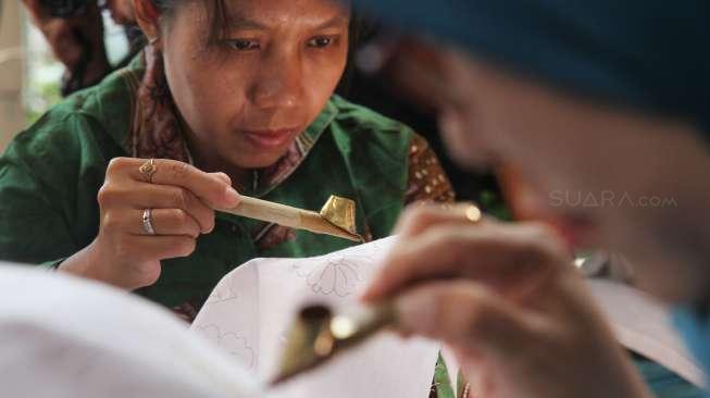 Sejumlah penyandang disabilitas belajar membatik di Rumah Batik Palbatu, Jakarta, Senin (2/10).