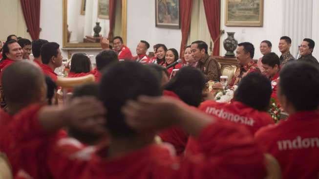 Presiden Joko Widodo menerima atlet yang telah berlaga dalam ajang ASEAN Paragames 2017 di Istana Negara, Jakarta, Senin (2/10).