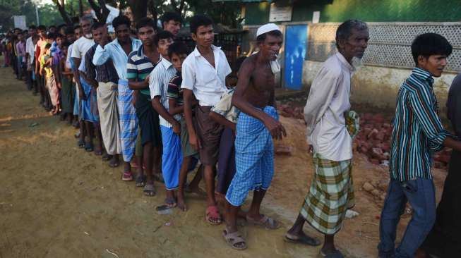 Pengungsi Rohingya di Kamp Pengungsian Kutupalong, Cox Bazar, Bangladesh, Minggu (1/10).