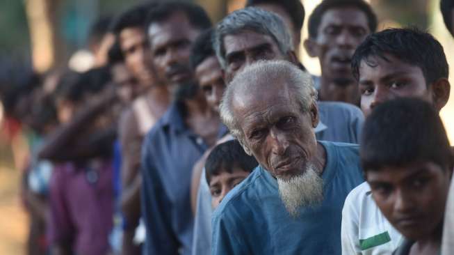 Pengungsi Rohingya di Kamp Pengungsian Kutupalong, Cox Bazar, Bangladesh, Minggu (1/10).