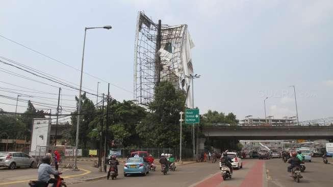 Kerangka papan reklame hampir roboh di Jalan Raya Jatinegara Timur, Jakarta, Senin (2/9).