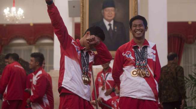 Presiden Joko Widodo menerima atlet yang telah berlaga dalam ajang ASEAN Paragames 2017 di Istana Negara, Jakarta, Senin (2/10).