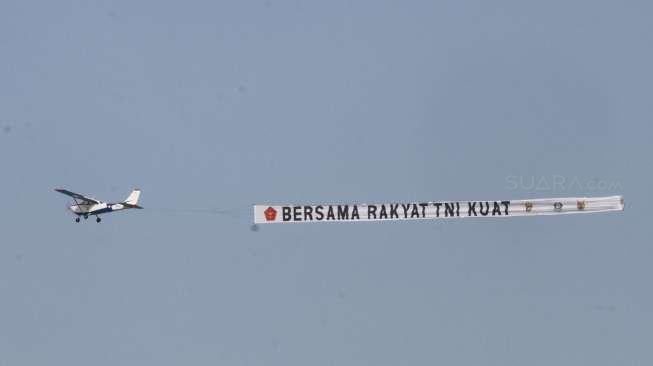 Gladi bersih HUT TNI ke-72 di Pantai Indah Kiat, Merak, Selasa (3/10).