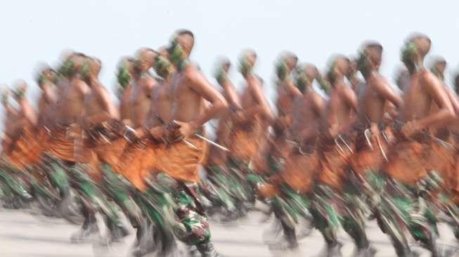 Prajurit TNI melakukan unjuk kebolehan di Dermaga Indah Kiat, Merak, Banten, Selasa (3/10).