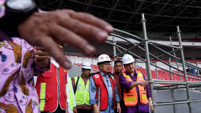 Wakil Presiden Jusuf Kalla didampingi Ketua INASGOC Erick Thohir, Menteri PUPR Basuki Hadimuljono dan Sesmenpora Gatot S Dewa Broto meninjau proyek renovasi Stadion Utama Gelora Bung Karno, Senayan, Jakarta, Selasa (3/10).