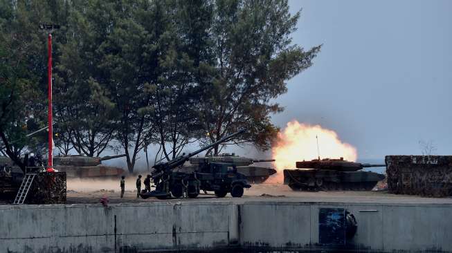 Gladi Bersih Upacara Parade dan Defile Peringatan HUT Ke-72 TNI Tahun 2017. [Puspen TNI]