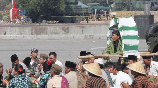 Pasukan TNI melakukan parade Jenderal Sudirman, di Dermaga Indah Kiat, Merak, Banten, Selasa (3/9)