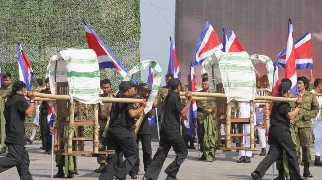 Pasukan TNI melakukan parade Jenderal Sudirman, di Dermaga Indah Kiat, Merak, Banten, Selasa (3/9)