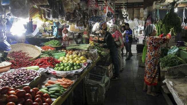 Pedagang sembako di Pasar Tebet, Jakarta, Selasa (3/10).