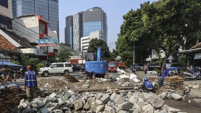 Petugas Suku Dinas Sumber Daya (SDA) Jakarta Pusat membuat sodetan untuk saluran di Jalan KH Wahid Hasyim, Kebon Sirih, Jakarta, Selasa (3/10).