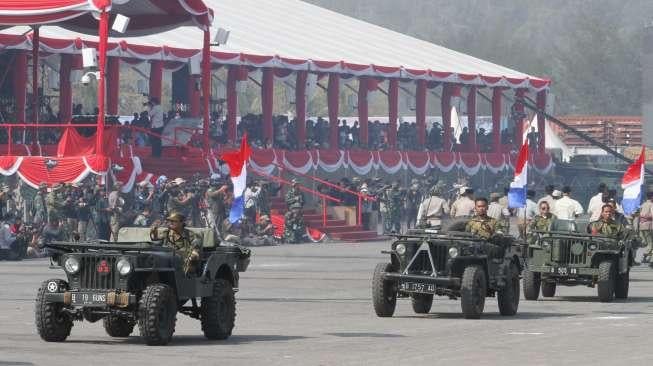 Pasukan TNI melakukan parade Jenderal Sudirman, di Dermaga Indah Kiat, Merak, Banten, Selasa (3/9)