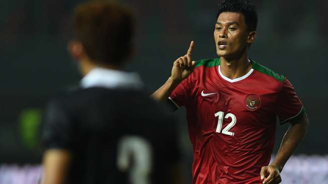 Pemain Timnas Indonesia Lerby Eliandry Pong Babu (kanan) melakukan selebrasi usai mencetak gol pertama bagi Indonesia saat melawan Timnas Kamboja. ANTARA FOTO/Sigid Kurniawan