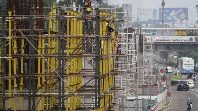 Pekerja menyelasaikan proyek pembangunan Light Rapid Transit (LRT) di sepanjang Jalan MT Haryono, Cawang, Jakarta, Rabu (4/10).