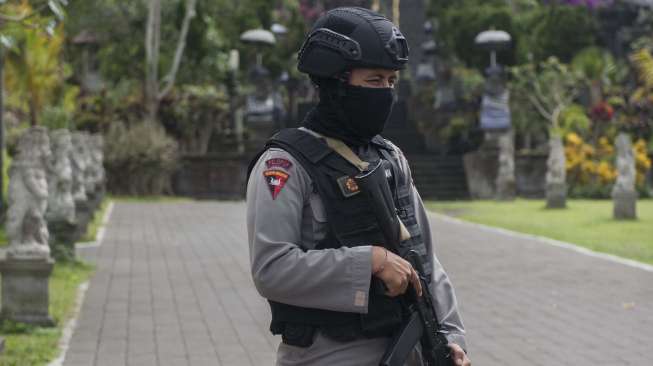 Anggota Brimob berjaga di kawasan Pura Besakih saat aktivitas Gunung Agung masih pada level awas di Karangasem, Bali, Rabu (4/10).