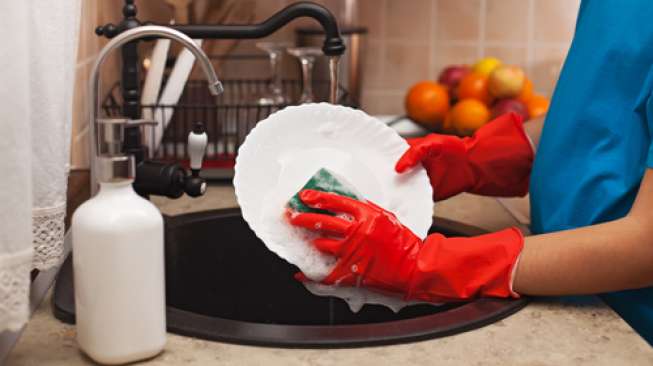 Ilustrasi mencuci di bak cuci piring (Shutterstock)