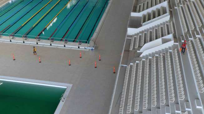 Renovasi arena kolam renang Kawasan Gelora Bung Karno Senayan, Jakarta, Rabu (4/10).