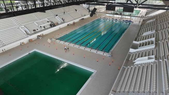 Renovasi arena kolam renang Kawasan Gelora Bung Karno Senayan, Jakarta, Rabu (4/10).