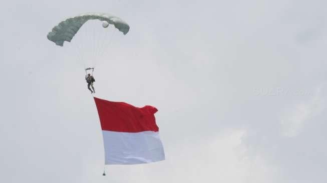 Presiden Joko Widodo menghadiri Perayaan HUT ke-72 TNI di Dermaga Indah Kiat, Cilegon, Banten (5/10).