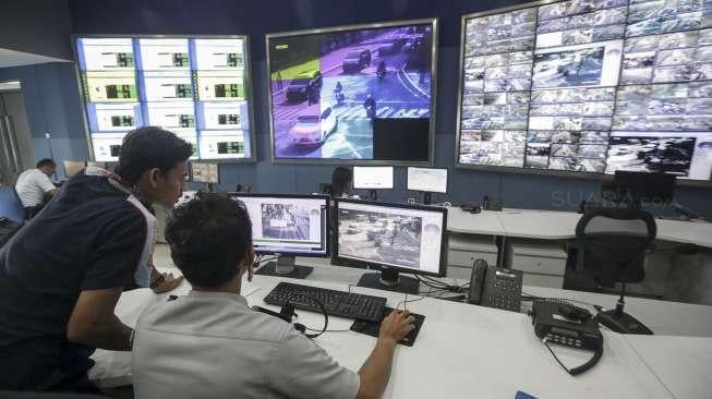 Pemantauan para pengendara kendaraan bermotor dari ruang Network Operation Center (NOC) di Gedung Badan Pajak dan Retribusi Daerah, di Jakarta, Kamis (5/10).