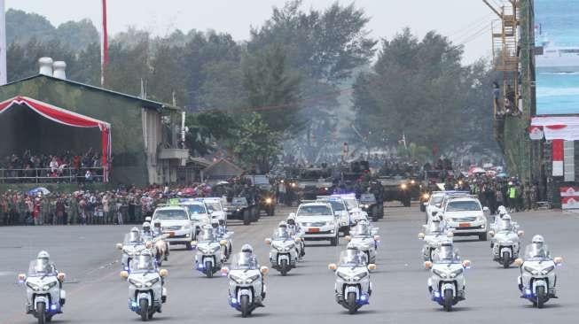 Presiden Joko Widodo menghadiri Perayaan HUT ke-72 TNI di Dermaga Indah Kiat, Cilegon, Banten (5/10).