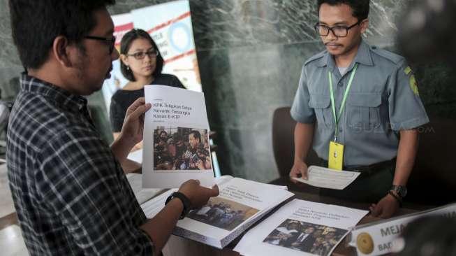 Koalisi Masyarakat Sipil Anti Korupsi melaporkan Hakim Cepi Iskandar yang menjadi hakim tunggal sidang praperadilan Ketua DPR RI Setya Novanto, di Mahkamah Agung, Jakarta, Kamis (5/10).