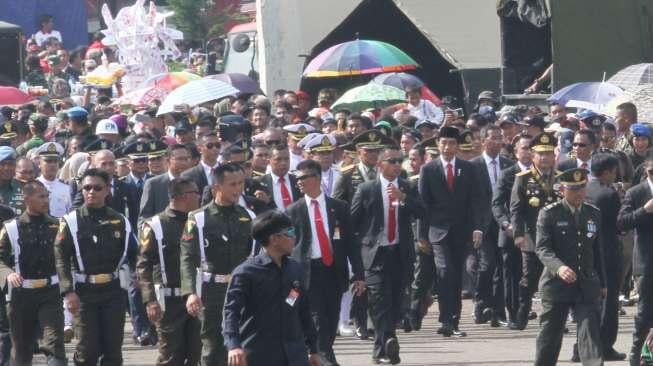 Presiden Joko Widodo menghadiri Perayaan HUT ke-72 TNI di Dermaga Indah Kiat, Cilegon, Banten (5/10).