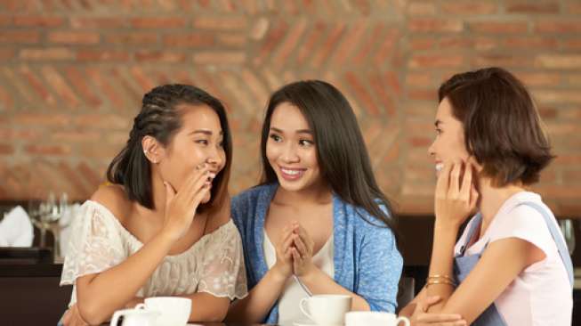 Ilustrasi tiga orang perempuan sedang berbincang. [Shutterstock]