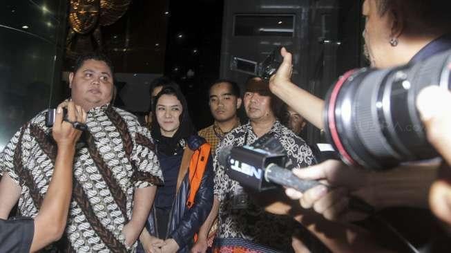 Bupati Kukar Rita Widyasari usai ditetapkan jadi tersangka dan ditahan KPK, (6/10). (Suara.com/Kurniawan Mas'ud)