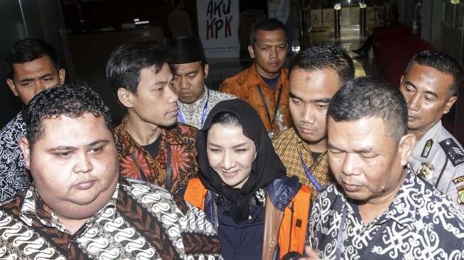 Bupati Kukar Rita Widyasari usai ditetapkan jadi tersangka dan ditahan KPK, (6/10). (Suara.com/Kurniawan Mas'ud)