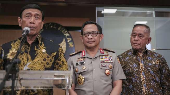Keterangan pers terkait pembelian senjata api di Kemenko Polhukam, Jakarta, Jumat (6/10).