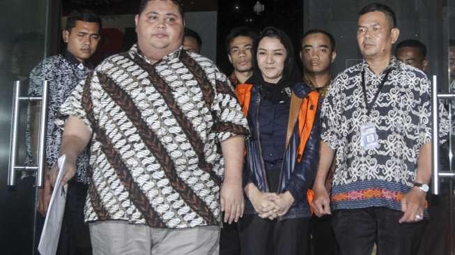 Bupati Kukar Rita Widyasari usai ditetapkan jadi tersangka dan ditahan KPK, (6/10). (Suara.com/Kurniawan Mas'ud)