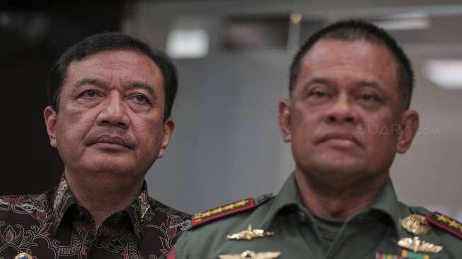Keterangan pers terkait pembelian senjata api di Kemenko Polhukam, Jakarta, Jumat (6/10).