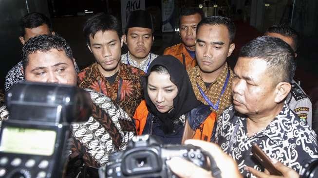 Bupati Kukar Rita Widyasari usai ditetapkan jadi tersangka dan ditahan KPK, (6/10). (Suara.com/Kurniawan Mas'ud)