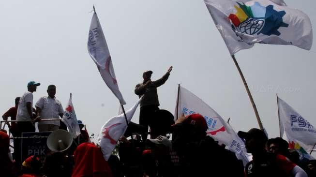 Ribuan buruh berunjuk rasa di depan Istana, Jakarta, Sabtu (7/10).