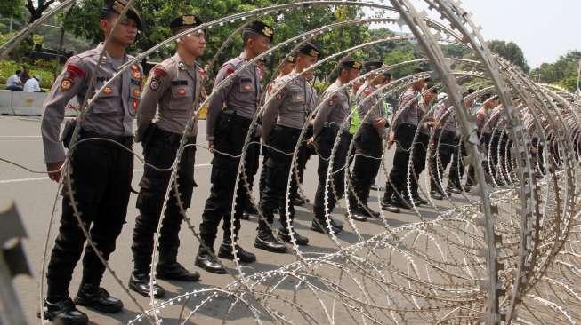 Ribuan buruh berunjuk rasa di depan Istana, Jakarta, Sabtu (7/10).