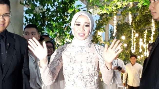 Artis Laudya Cynthia Bella tiba di lokasi resepsi pernikahannya dengan Engku Emran di Bandung, Jawa Barat, Minggu (8/10/2017). [suara.com/Ismail]