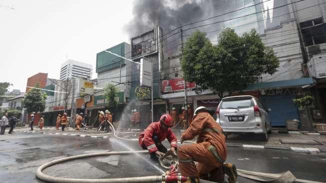 Tak ada korban jiwa dalam kebakaran yang hanguskan empat ruko ini.